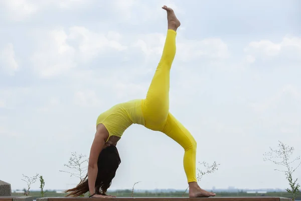 Yoga-Gymnastik - Frau macht Yoga-Pose-Meditation im öffentlichen Park Sport gesundes Konzept. — Stockfoto