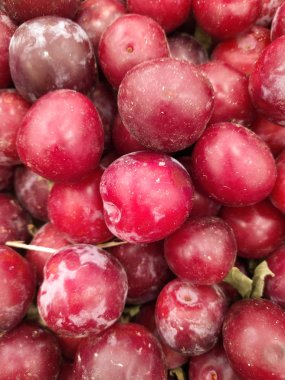 Çiftçi pazarında olgun organik erikler. Yakın plan erik arkaplanı. Sağlıklı vejetaryen yemekleri.