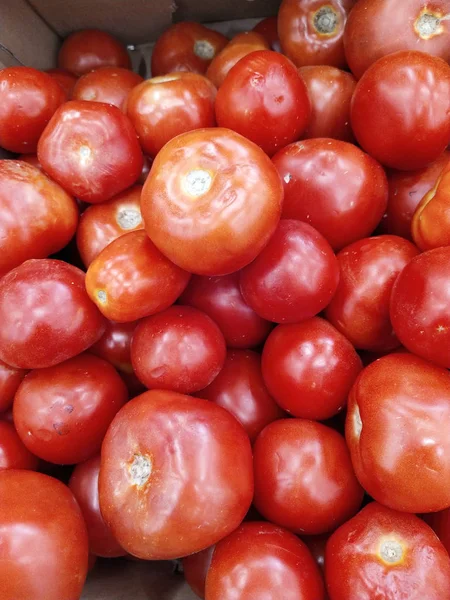 Delicious red tomatoes. Summer tray market agriculture farm full of organic vegetables It can be used as background. selective focus — Stock Photo, Image