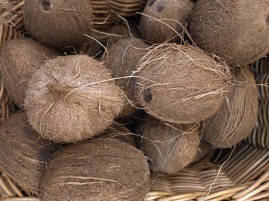 Gıda pazarında hindistan cevizi yığını