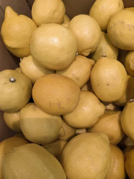 Affichage coloré de citrons sur le marché. Vue du dessus . — Photo