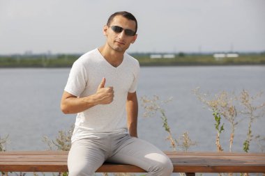 Güneşli bir günde kameraya bakan mutlu hipster yakın