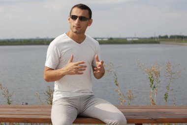 Güneşli bir günde kameraya bakan mutlu hipster yakın