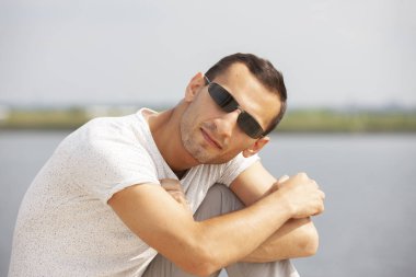 Dışarıdan gülümseyen yakışıklı adamın portresi.