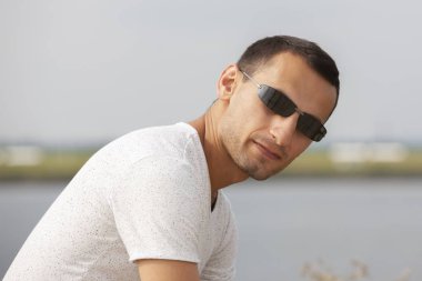 Dışarıdan gülümseyen yakışıklı adamın portresi.