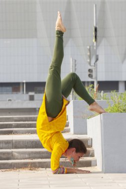 Parkta yoga egzersizi yapan güzel bir kadın.