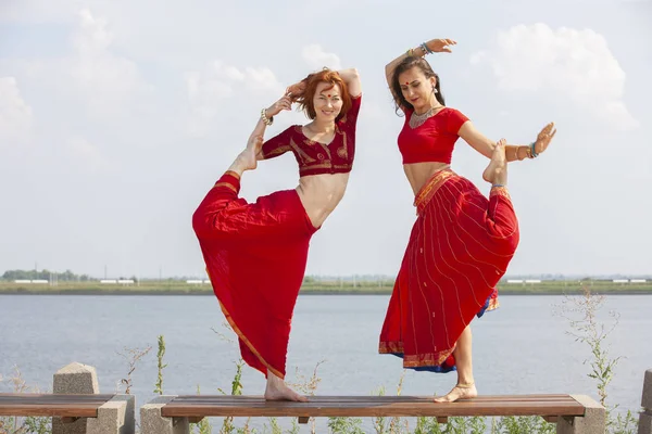 Par flickor praktisera yoga. Kvinnor i en traditionell Saree. — Stockfoto