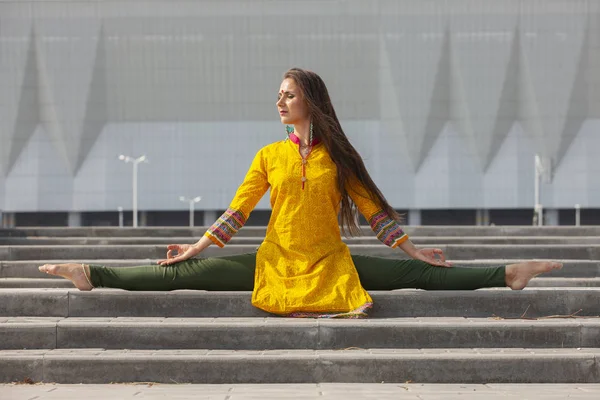 Vacker kvinna gör yogaövningar i parken — Stockfoto