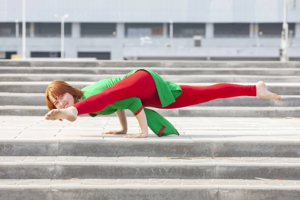 genç ve güzel bir kadın yoga egzersizleri .yoga arka işi