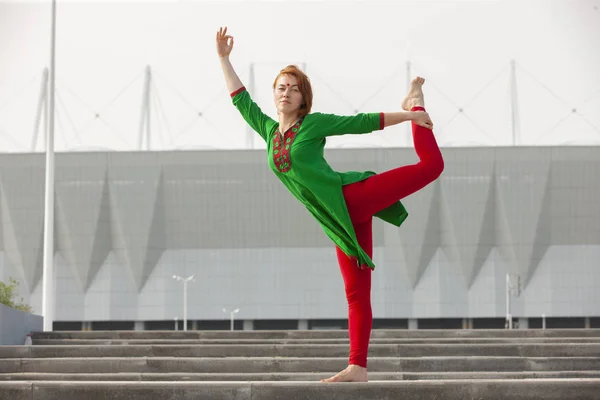 Młoda i piękna kobieta robi joga ćwiczenia .yoga tło — Zdjęcie stockowe