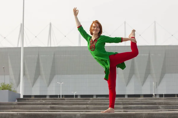 Junge und schöne Frau macht Yoga-Übungen .Yoga Hintergrund — Stockfoto