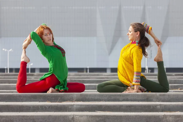 Duas mulheres a fazer ioga na natureza. Estilo de vida saudável. Exercício na natureza . — Fotografia de Stock