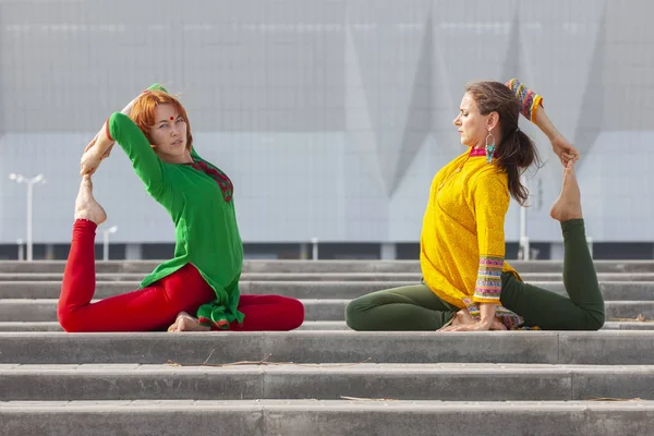 Two females doing yoga in the nature. Healthy life style. Exercise in nature. — Stock Photo, Image