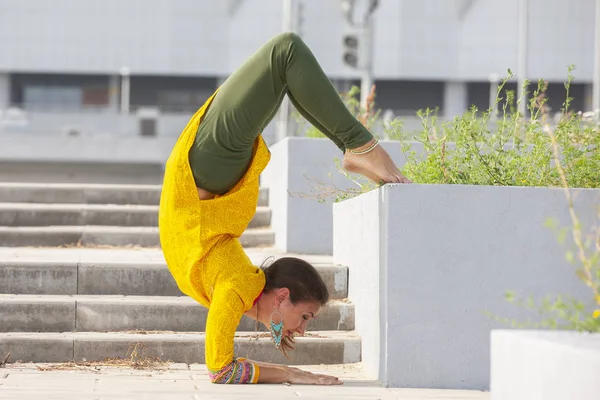Hübsche Frau macht Yoga-Übungen im Park — Stockfoto