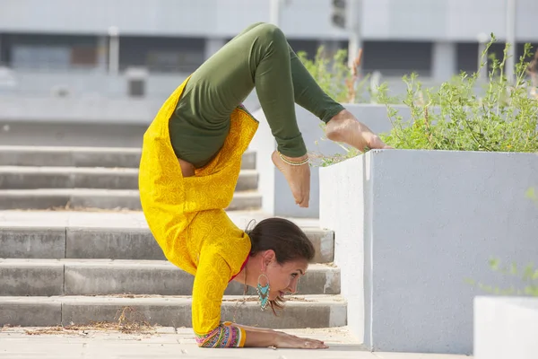 Vacker kvinna gör yogaövningar i parken — Stockfoto