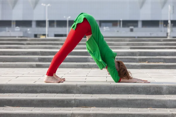 Jeune et belle femme faisant des exercices de yoga. — Photo