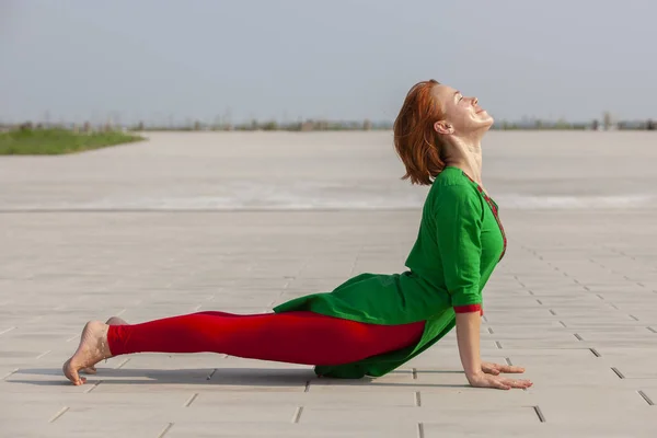 Mulher bonita fazendo exercícios de Yoga no parque . — Fotografia de Stock