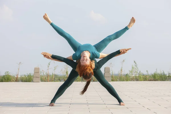 Fitness, stretching praktijk, groep van twee aantrekkelijke vrouwen doen yoga. Wellness concept. — Stockfoto