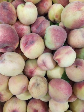 Türk Street Market taze olgun şeftali taze organik şeftali yığını.