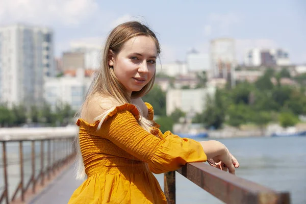 Krásná mladá žena venku. Užijte si přírodu. Zdravá usmívající se dívka v jarním parku. — Stock fotografie