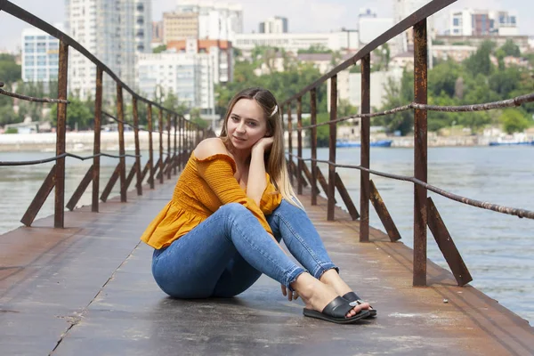 Hermosa mujer joven al aire libre. Disfruta de la naturaleza. Chica Sonriente Saludable en el Parque de Primavera . — Foto de Stock