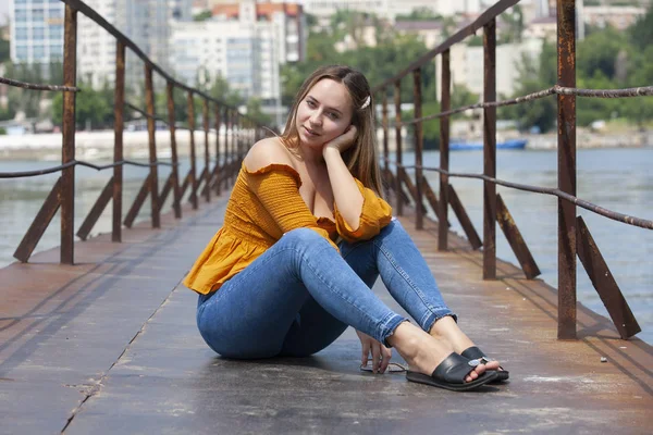 Hermosa mujer joven al aire libre. Disfruta de la naturaleza. Chica Sonriente Saludable en el Parque de Primavera . — Foto de Stock