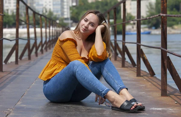 Hermosa mujer joven al aire libre. Disfruta de la naturaleza. Chica Sonriente Saludable en el Parque de Primavera . — Foto de Stock