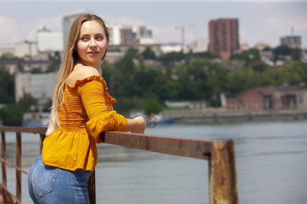 Hermosa mujer joven al aire libre. Disfruta de la naturaleza. Chica Sonriente Saludable en el Parque de Primavera . — Foto de Stock