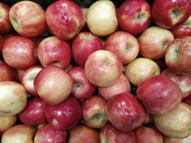 Yapraklarıyla bir grup kırmızı elma.