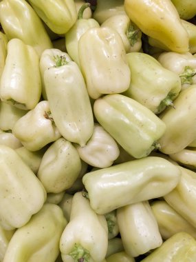 Yeşil biber, doğal arka plan. Birkaç tatlı yeşil biber, sadece aldı ve temizlenmiş, yerel alışveriş pazarında ekranda.