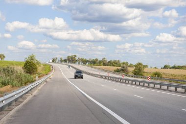 Arabalar otoyolda hızlı sürüyor