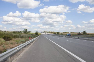 Arabalar otoyolda hızlı sürüyor