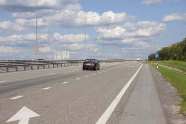 Arabalar otoyolda hızlı sürüyor