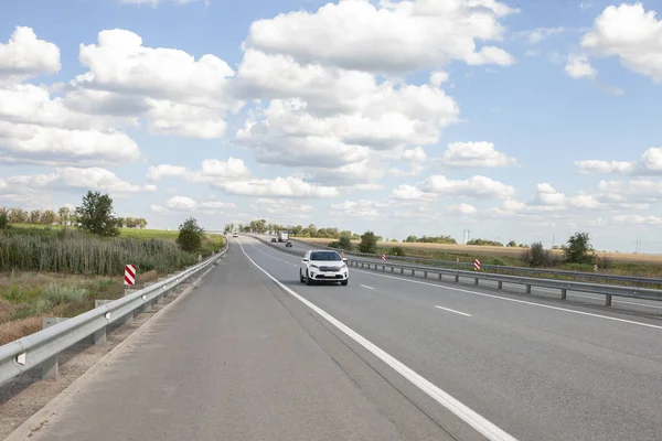 Yoldan geçen araçların kaldırımından görünüm