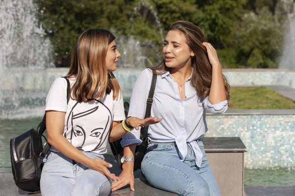 İki yetişkin kadın birbiriyle konuşuyor, birlikte duygusal tartışmalar yapıyorlar.. — Stok fotoğraf