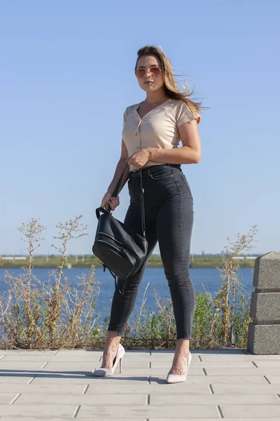 Retrato de jovem mulher europeia está de pé perto do lago, bela mulher europeia na natureza . — Fotografia de Stock