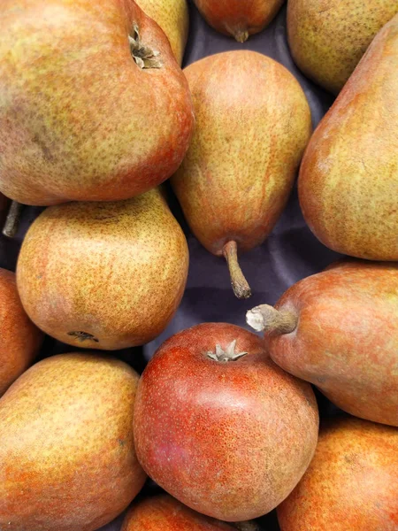 Piyasaraflarında taze kırmızı armut