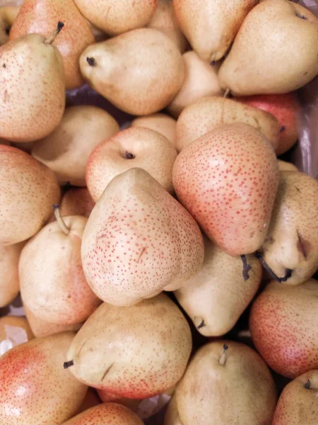 Peras rojas frescas en los estantes del mercado — Foto de Stock