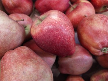 Yapraklarıyla bir grup kırmızı elma.