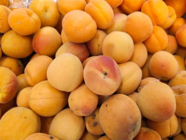 Macro Photo food frutta tropicale albicocca. Texture sfondo di dolce giallo albicocche mature. Immagine frutta albicocche — Foto Stock