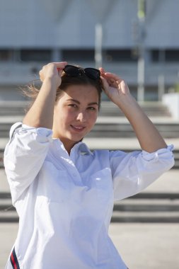 Taze cilt ile güzel genç mutlu esmer kadının portresi kadar yakın, yaz sokak açık havada