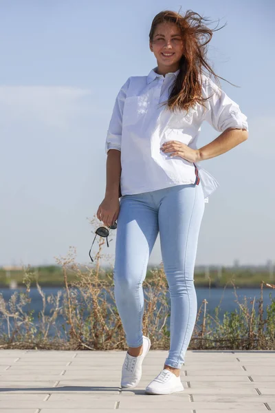 Retrato de comprimento total de uma mulher bonita em jeans azul — Fotografia de Stock