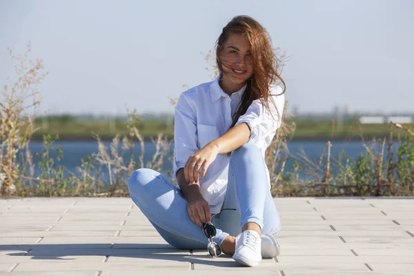 Ragazza premurosa seduta a terra nel parco — Foto Stock