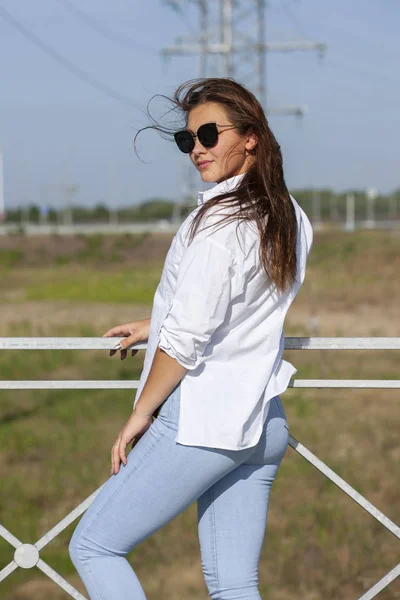 Mooi jong meisje wandelen in industriële landschappen. — Stockfoto