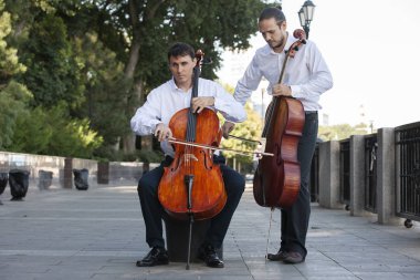 Viyolonsel. Viyolonsel oynama yakından gösterilir.