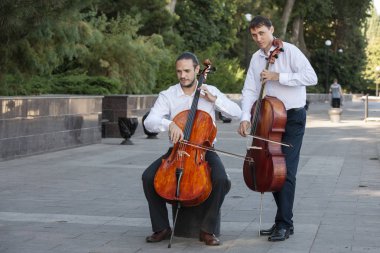 Klasik müzik profesyonel çello oyuncu solo performansı, eller yukarı, tanınmayan kişi yakın