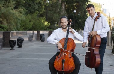 Klasik müzik profesyonel çello oyuncu solo performansı, eller yukarı, tanınmayan kişi yakın