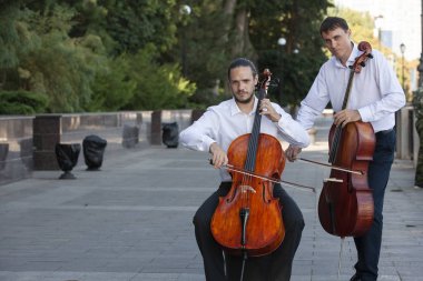 Klasik müzik profesyonel çello oyuncu solo performansı, eller yukarı, tanınmayan kişi yakın