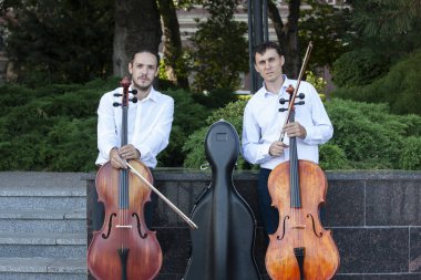Klasik müzik profesyonel çello oyuncu solo performansı, eller yukarı, tanınmayan kişi yakın