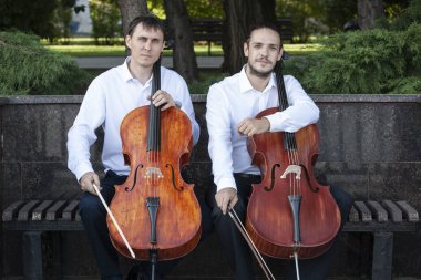 Klasik müzik profesyonel çello oyuncu solo performansı, eller yukarı, tanınmayan kişi yakın